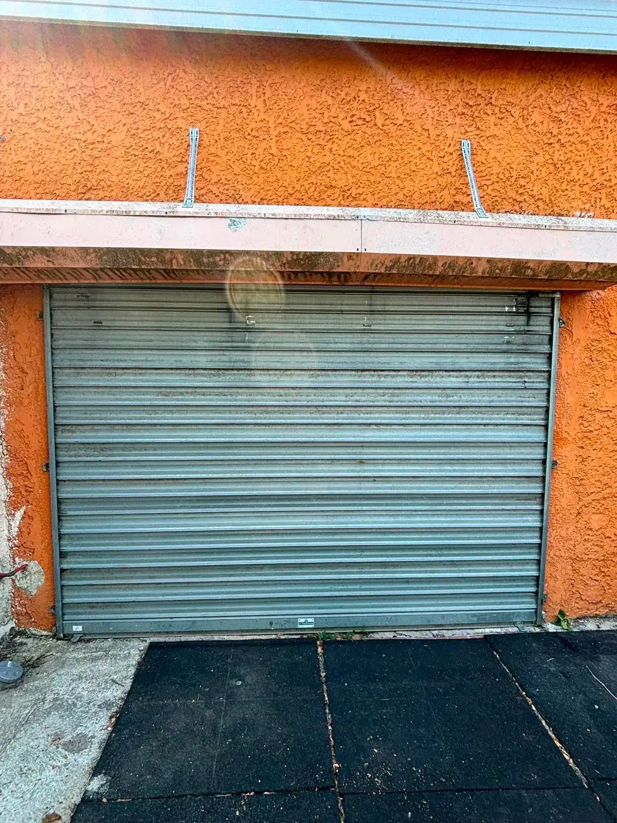 Installation et pose de rideau métallique à Marseille 4